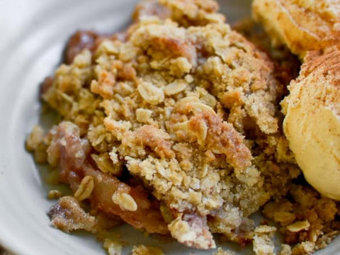 apple crisp in a bowl
