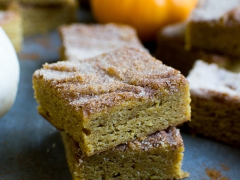 Butterscotch blondie bars with a dusting of cinnamon and sugar, perfect for fall desserts. Freshly baked, soft, and chewy, these sweet treats are ideal for sharing at family gatherings or cozy afternoons.