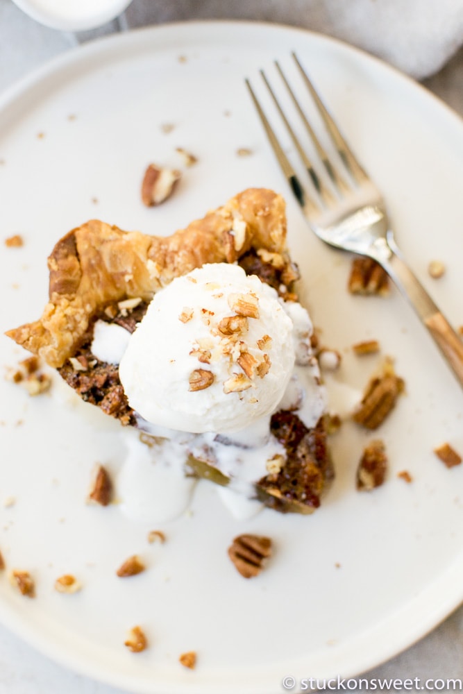 pecan pie with ice cream