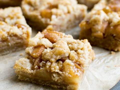 Butter pecan dessert bars with caramel and crunchy topping.