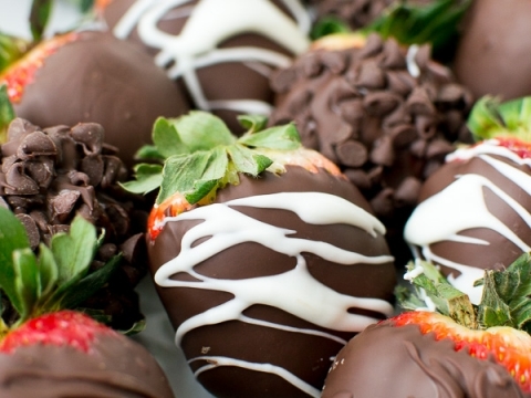 Rich chocolate-covered strawberries with white and dark chocolate drizzle, perfect for sweet treats and dessert lovers.