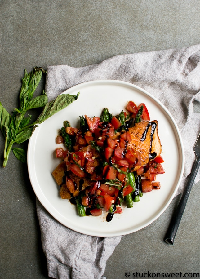 Bruschetta Salmon recipe with charred asparagus and marinated tomatoes #stuckonsweet #bruschetta #recipe #salmon #dinner