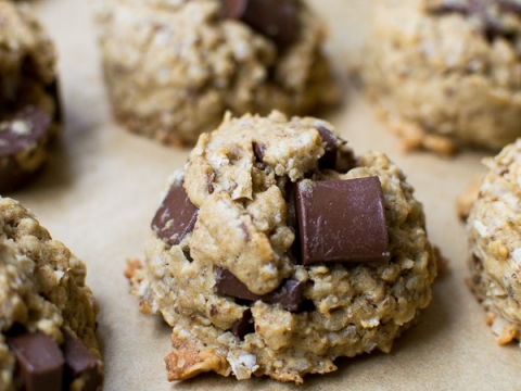 Chewy oatmeal chocolate chip cookies with chunks of chocolate, freshly baked and golden brown, perfect for dessert or snacks.