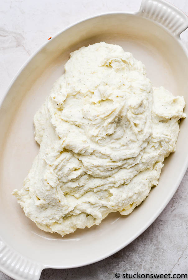 Creamy homemade mashed potatoes for comfort food and side dishes. Smooth and fluffy mashed potatoes made with butter, cream, and seasoning, perfect for family dinners.