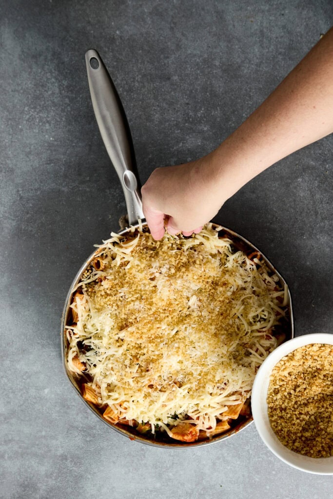 Delicious Chicken Parmesan skillet topped with melted cheese and crispy breadcrumbs, perfect for a quick and flavorful dinner. Easy to prepare with fresh ingredients, ideal for family meals.